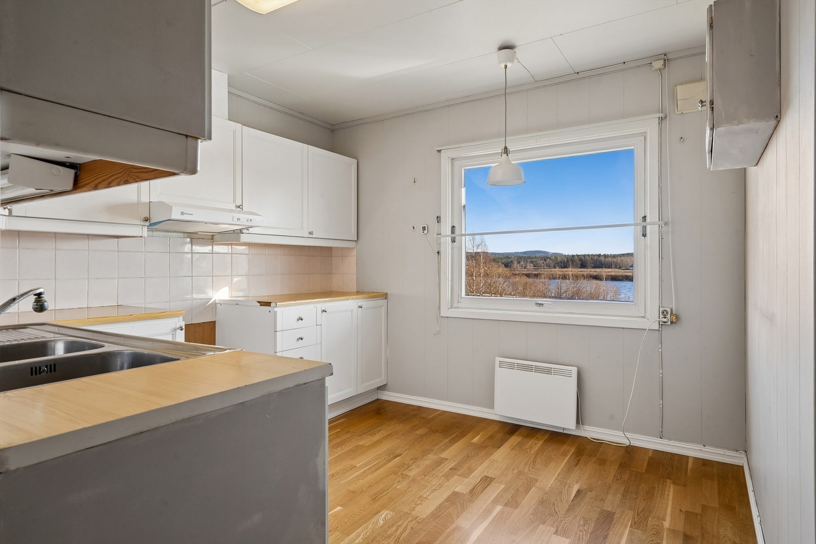 En praktisk skyvedør skiller kjøkkenet fra gangen. Galleribilde