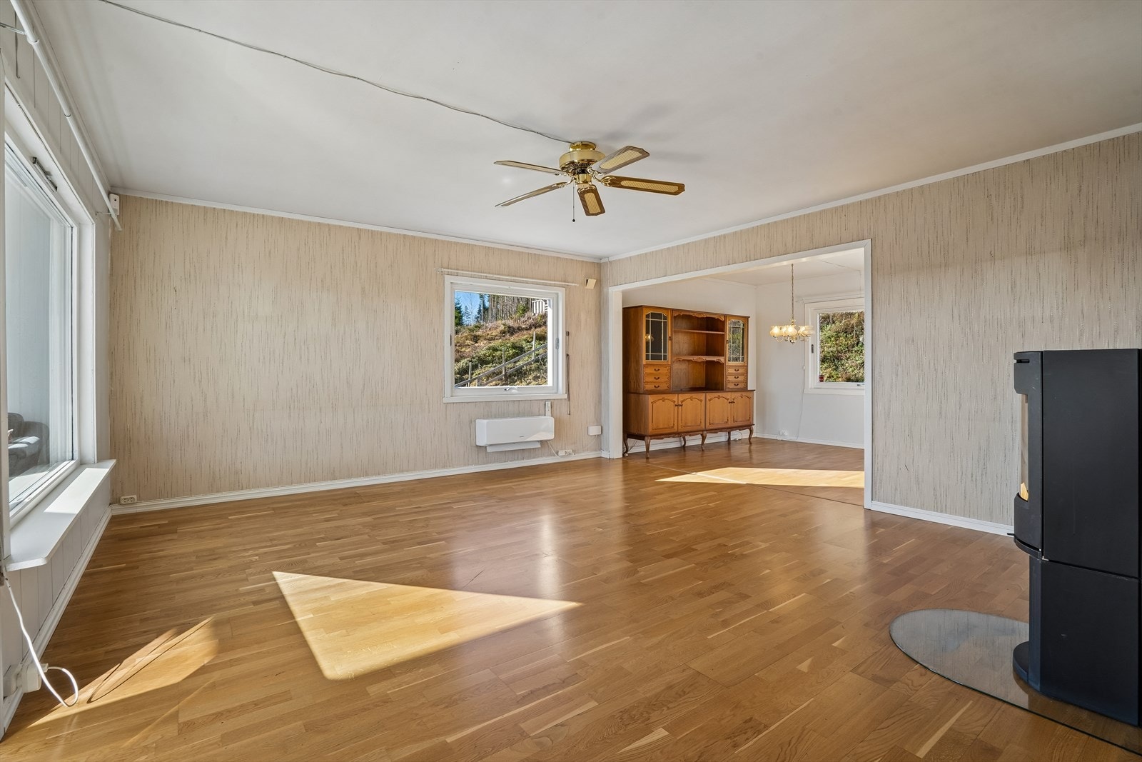 Fra stuen er det direkte utgang til en 6 m² stor terrasse og en isolert vinterhage. Galleribilde