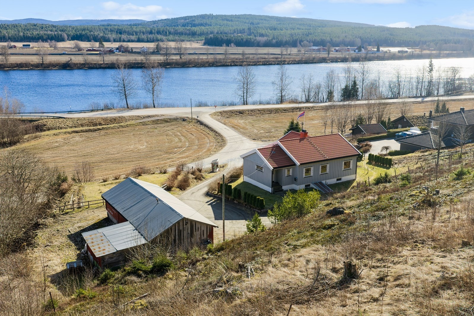 Enebolig med en flott beliggenhet i landlige omgivelser, med utsikt over Glomma. Galleribilde