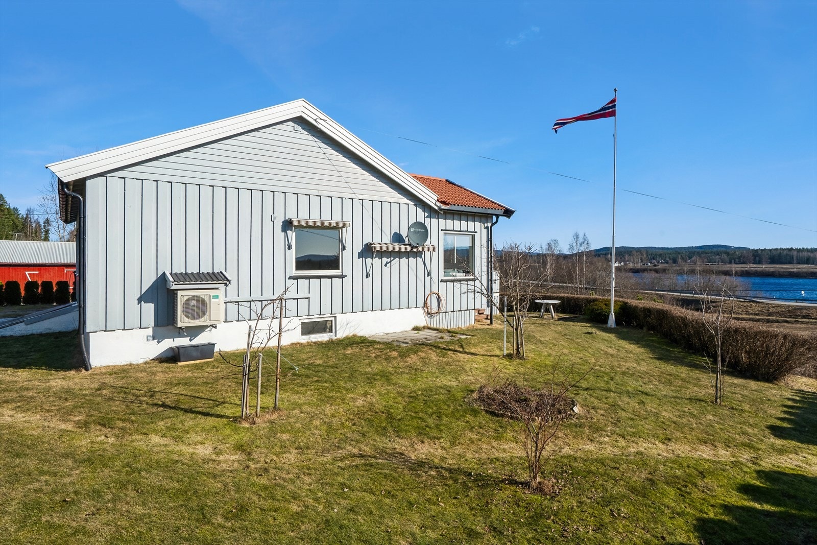Fasaden består av stående malt panel. Eiendommen er tilknyttet offentlig vannforsyning. Galleribilde