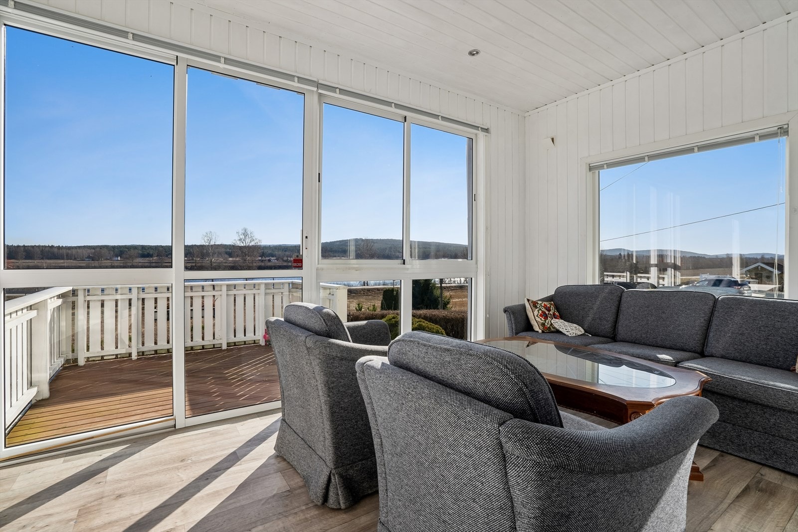 Den isolerte vinterhagen på 13 m² ble bygget i 2023 og har skyvedører ut til terrassen. Galleribilde