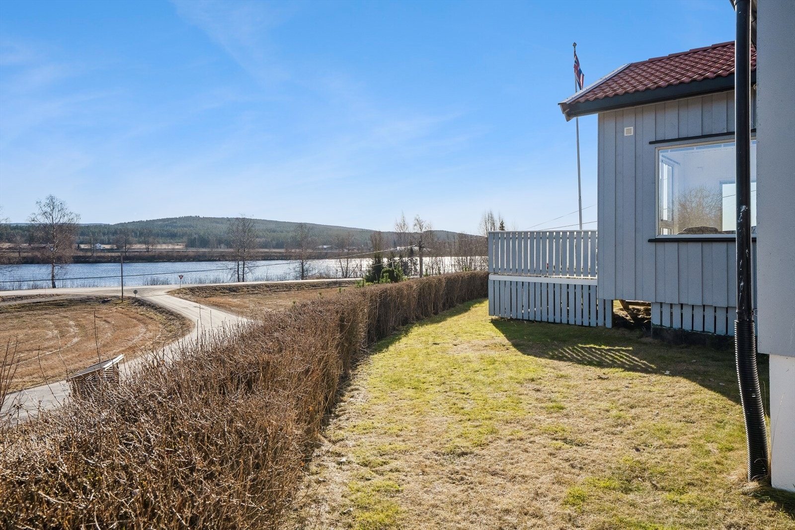 Fra terrassen ved stuen er det trapp ned til hagen. Tomten er pent opparbeidet og beplantet. Galleribilde
