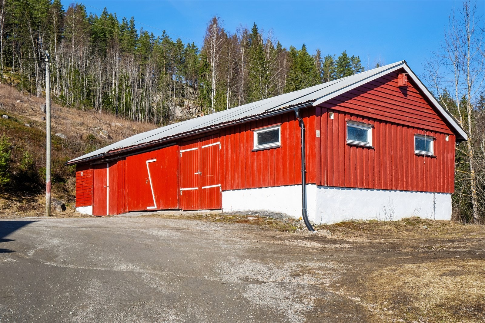 På eiendommen står en frittliggende garasje/uthus på 93 m², bygget i 1973. Galleribilde