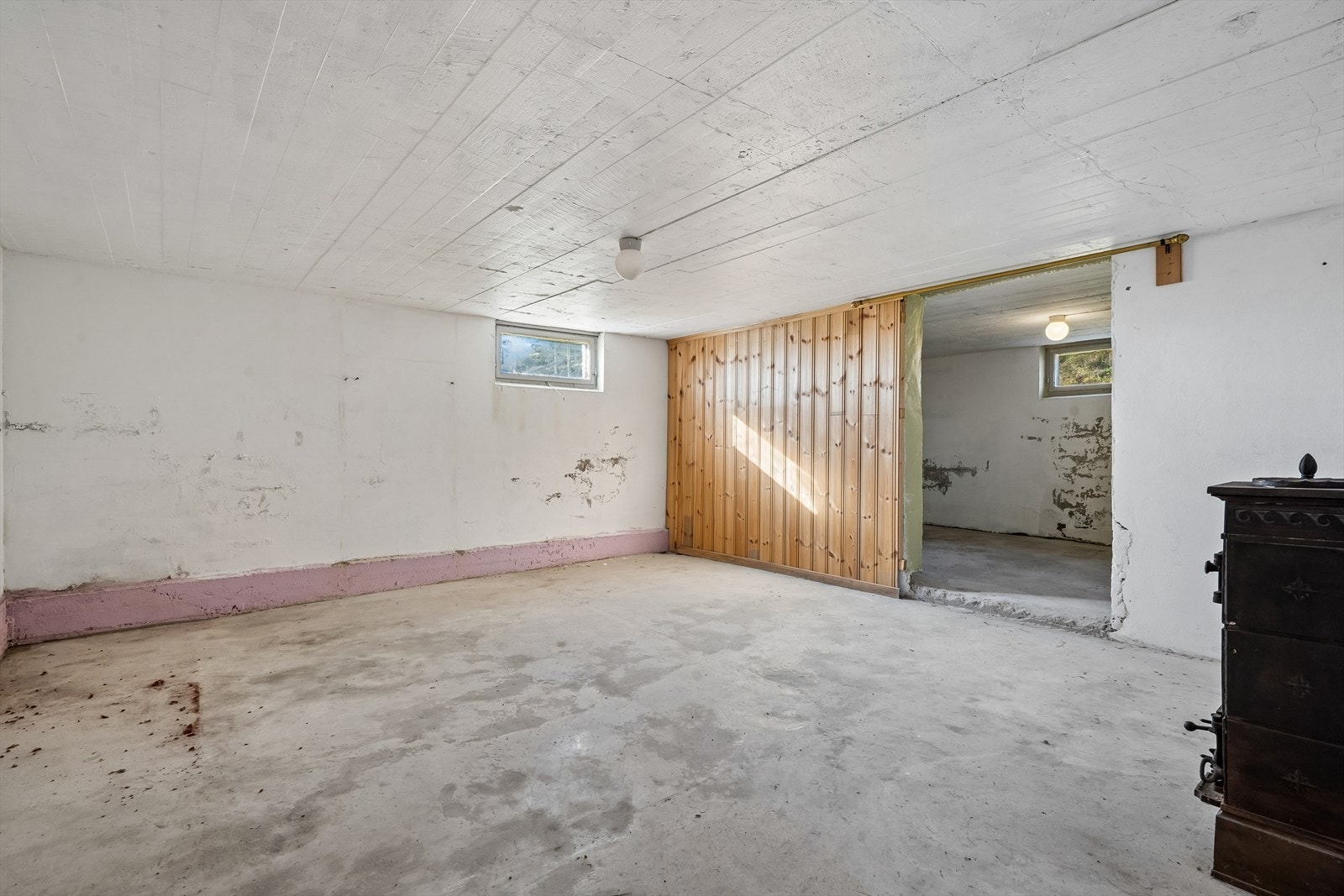 Kjelleretasjen har betonggulv og malte betongvegger, ideell for lagring og verksted. Galleribilde