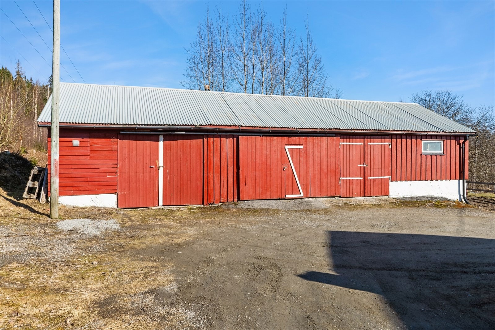 Bygningen rommer to uisolerte garasjer og et isolert verksted/stall, med godkjente tegninger som stemmer med dagens bruk. Galleribilde