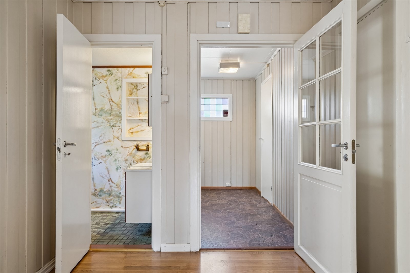 Fra gangen er det tilgang til bad og soverom. En dør med sprosseglass skiller gangen fra yttergangen. Galleribilde