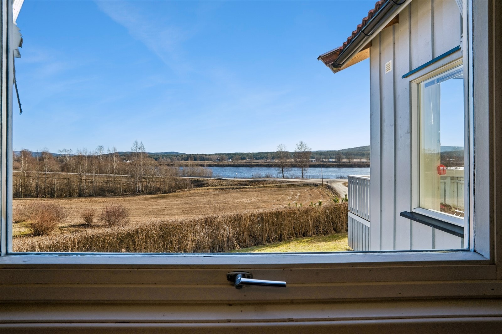 Nærmeste bussholdeplass, Leirrud bru, ligger kun 100 meter unna. Galleribilde