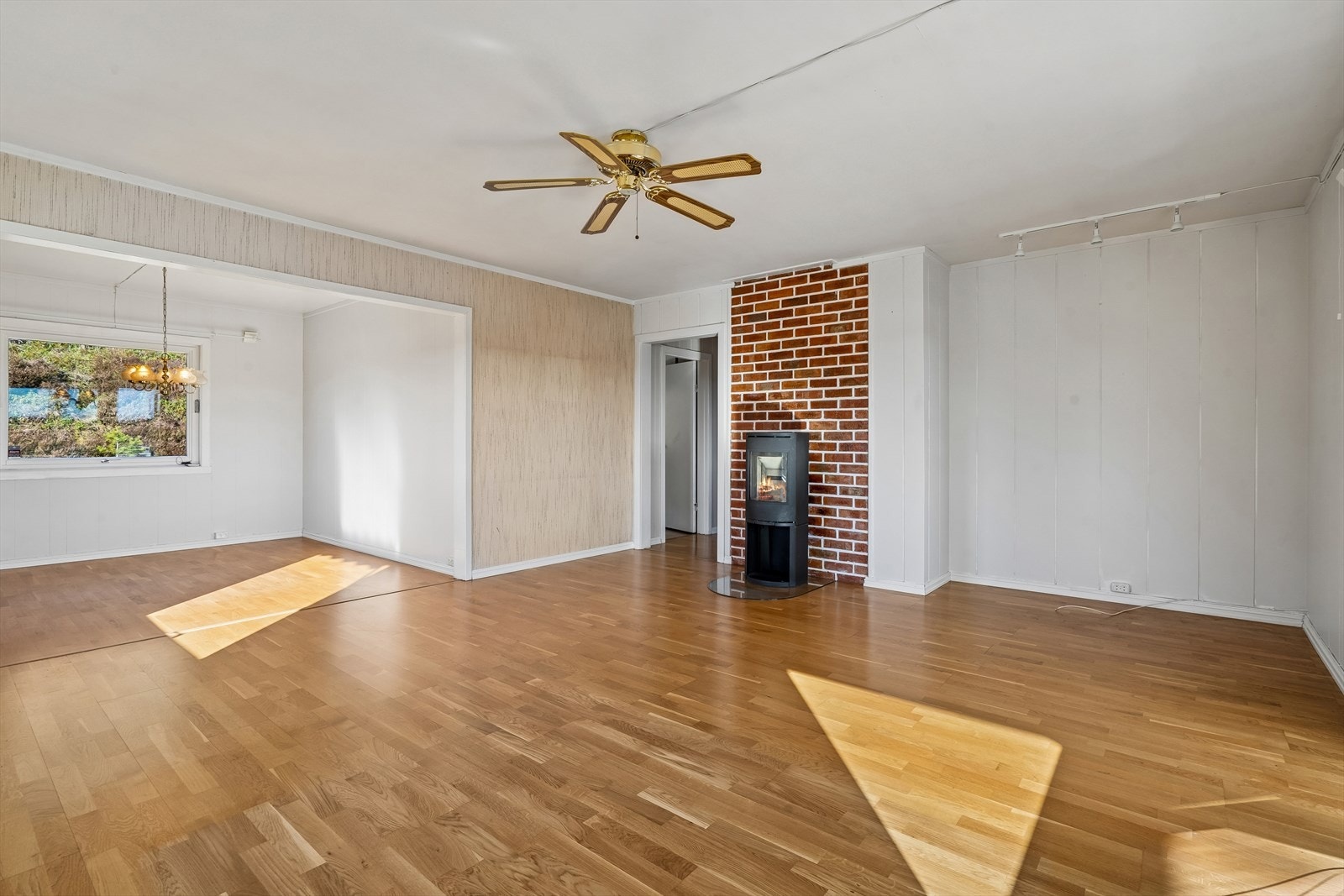 Romslig stue med åpen løsning mot spisestuen, noe som gir en luftig følelse. Galleribilde