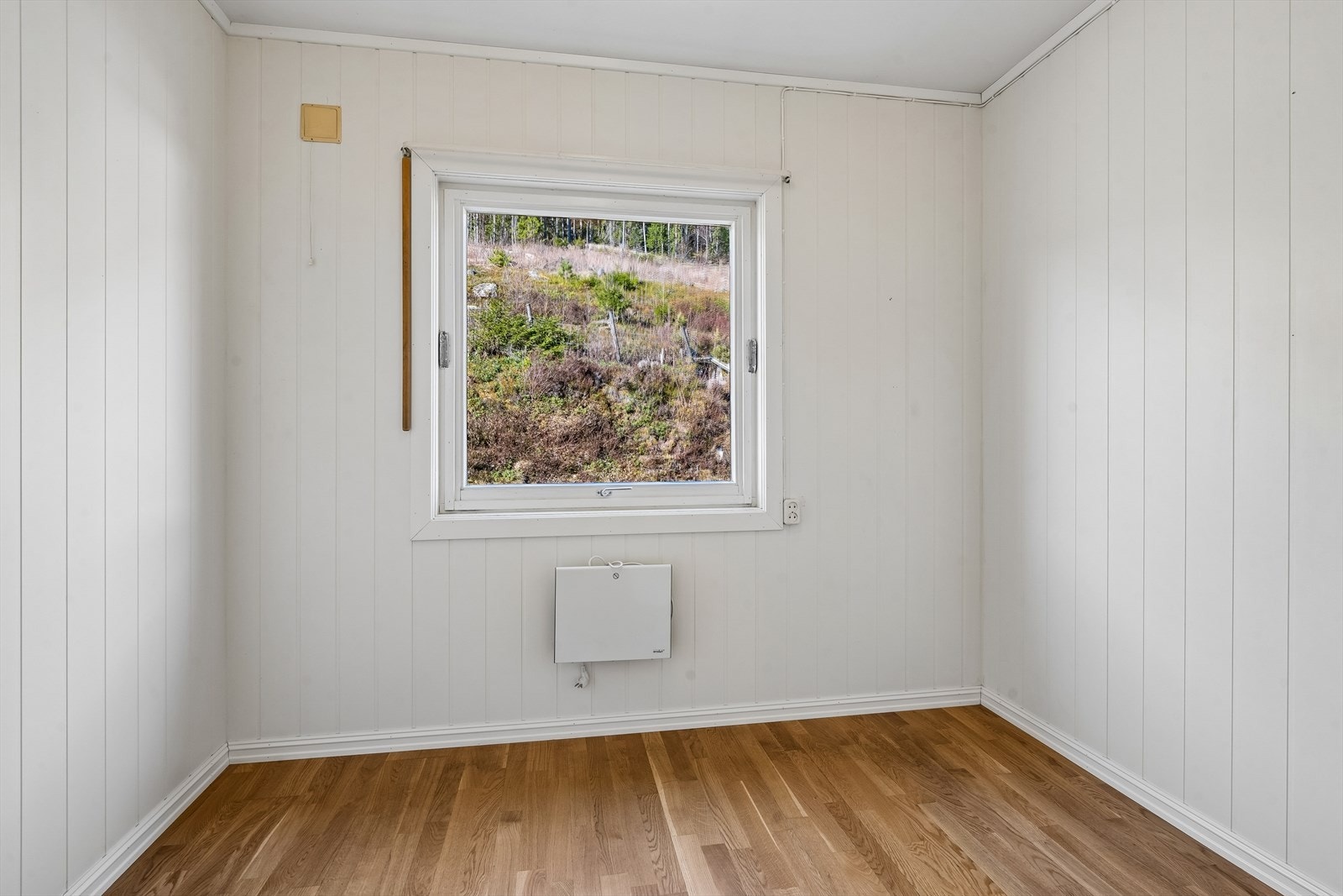 Ett av soverommene er utstyrt med et praktisk skyvedørsgarderobeskap for effektiv oppbevaring. Galleribilde