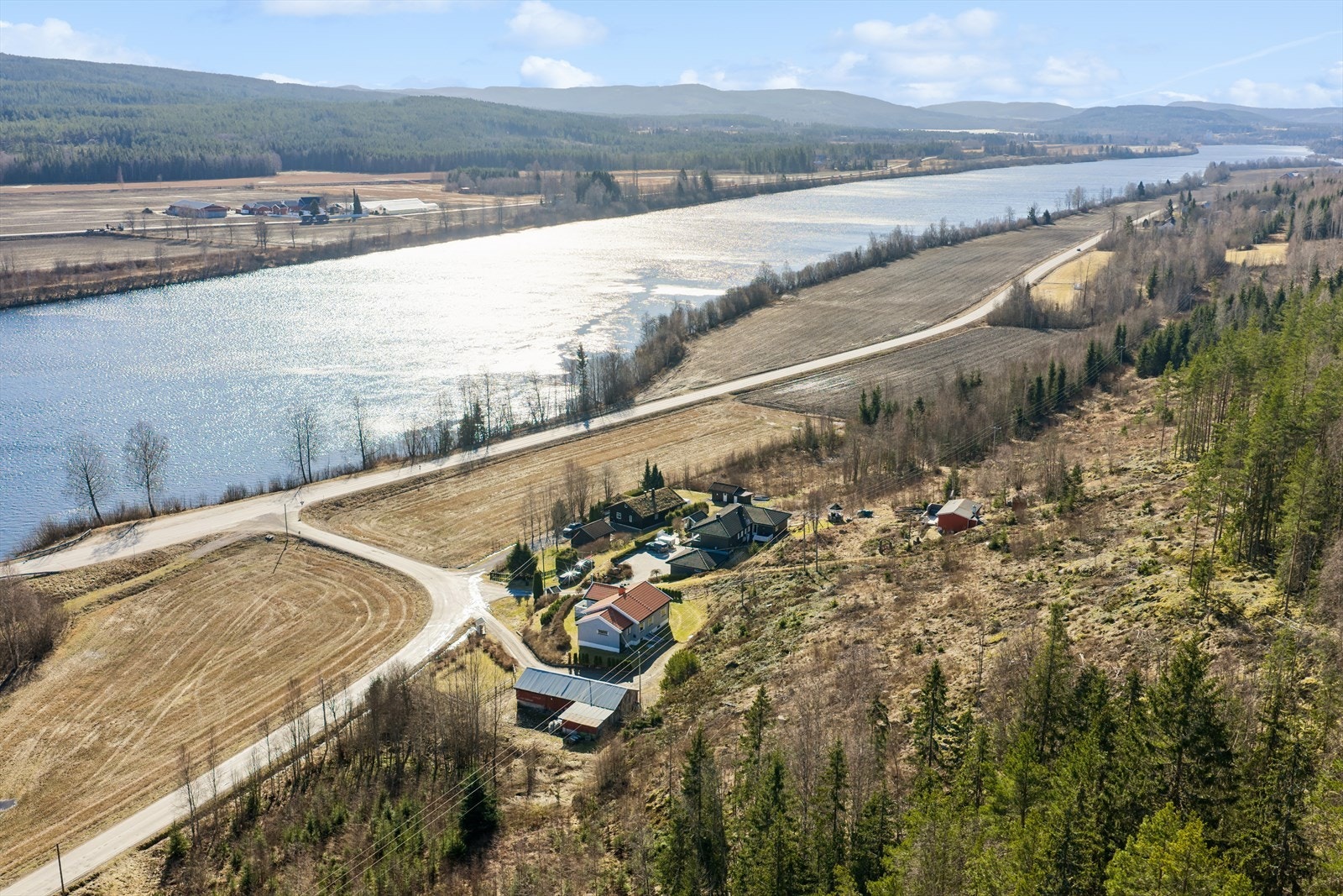 Med sin beliggenhet ved Glomma, Norges lengste elv, byr eiendommen på en naturskjønn og fredelig ramme. Galleribilde