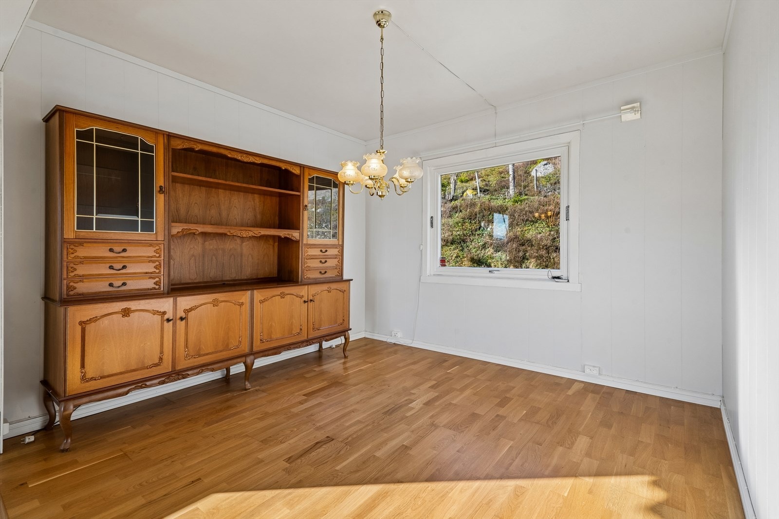 Spisestuen ligger i åpen forbindelse med stuen og har plass til et stort spisebord. Galleribilde