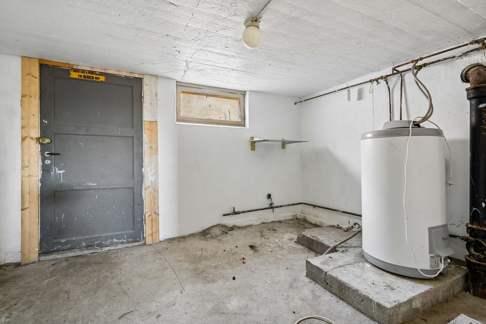 Praktisk vaskerom i kjelleren med opplegg for vaskemaskin og en 200-liters varmtvannsbereder fra 2017. Rommet er vurdert til TG3. Galleribilde