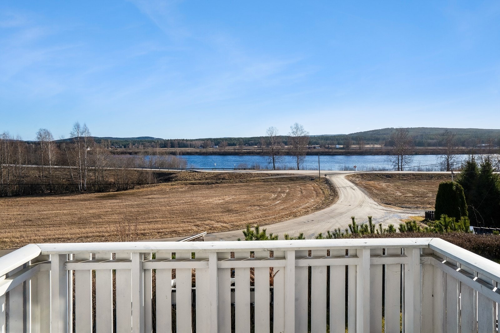 Fra terrassen og vinterhagen har man en åpen utsikt over det omkringliggende kulturlandskapet og Glomma. Galleribilde