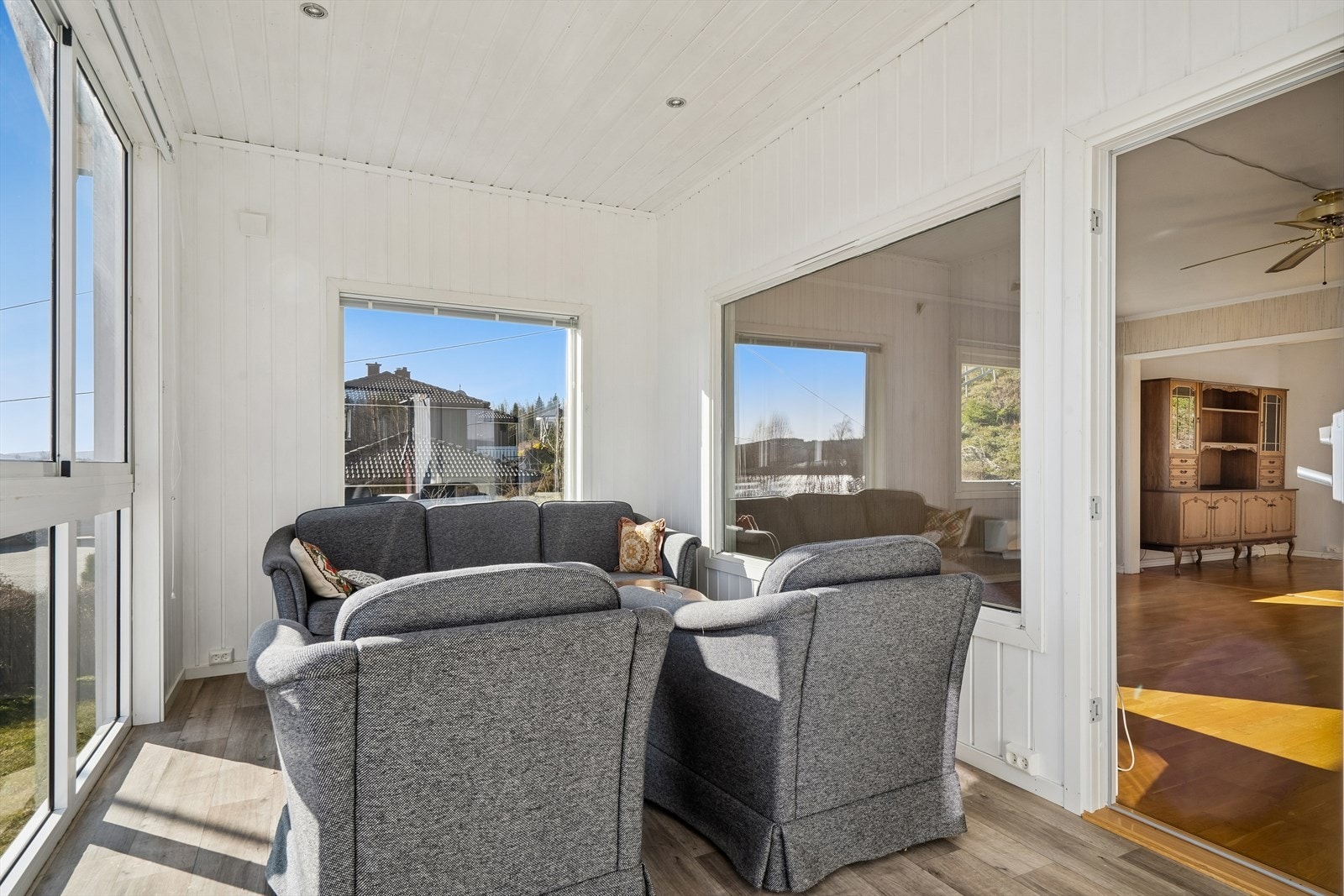 Vinterhagen har malt panel på vegger og tak, med downlights for god belysning. Galleribilde