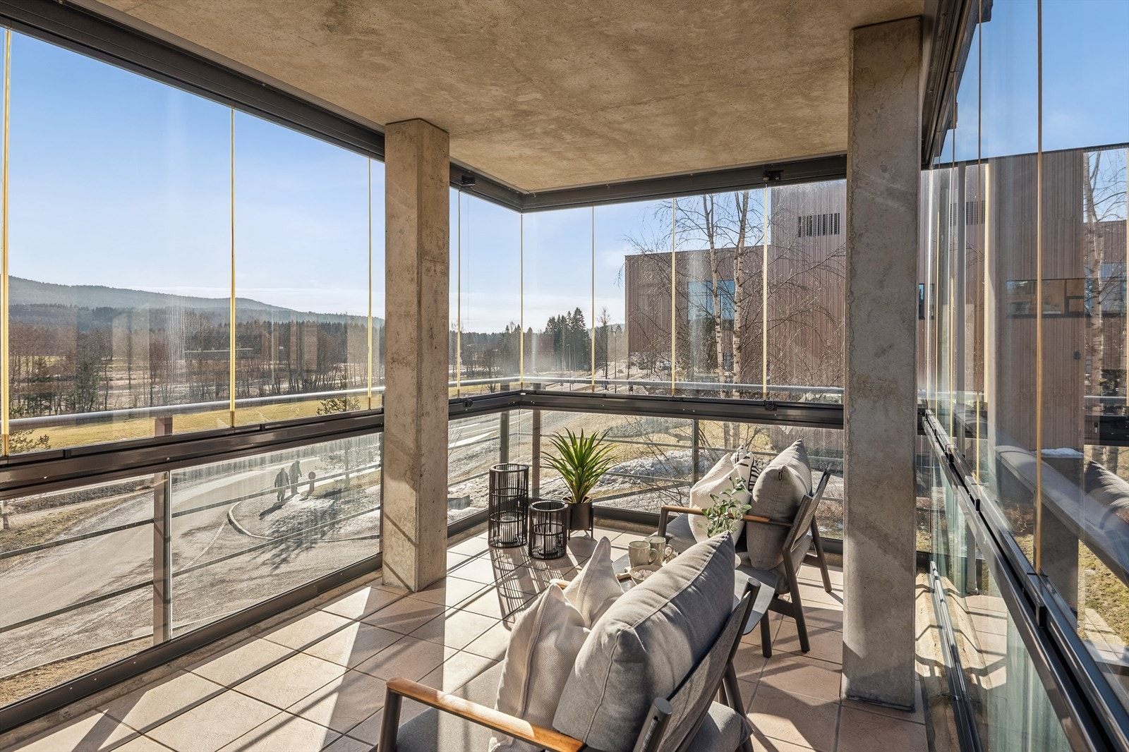 Balkongen har fint utsyn mot Nitelva, RV4, Flammen og Romeriksåsen Galleribilde