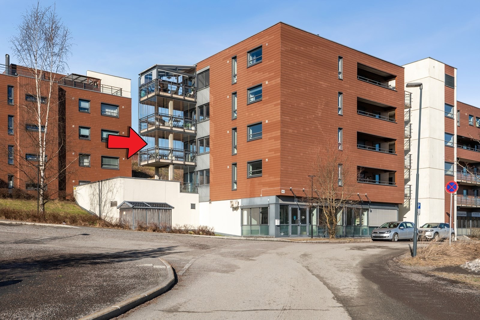 Denne leiligheten ligger innerst og har ingen vinduer mot svalgangen. Heisadkomst fra felles inngangsparti og garasjekjeller Galleribilde