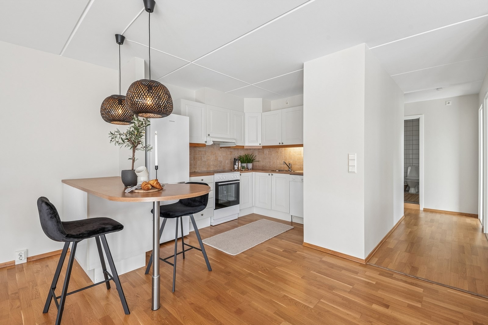 Kjøkkenet har en Sigdal-innredning med profilerte fronter og laminerte benkeplater Galleribilde