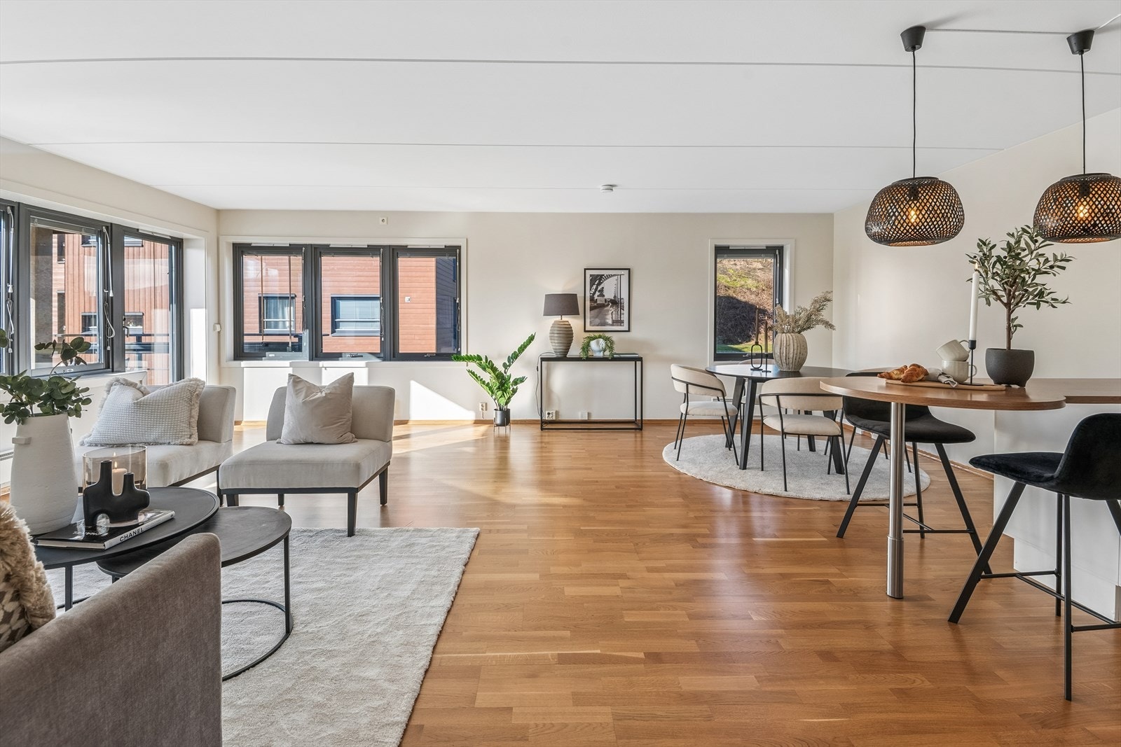 Leiligheten har åpen løsning mellom kjøkken og stue. Dette gir fleksible møbleringsmuligheter Galleribilde