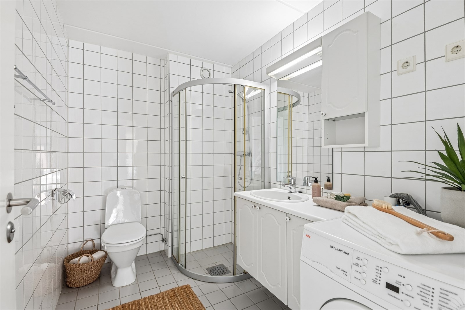 Badet har plass og opplegg for vaskemaskin Galleribilde