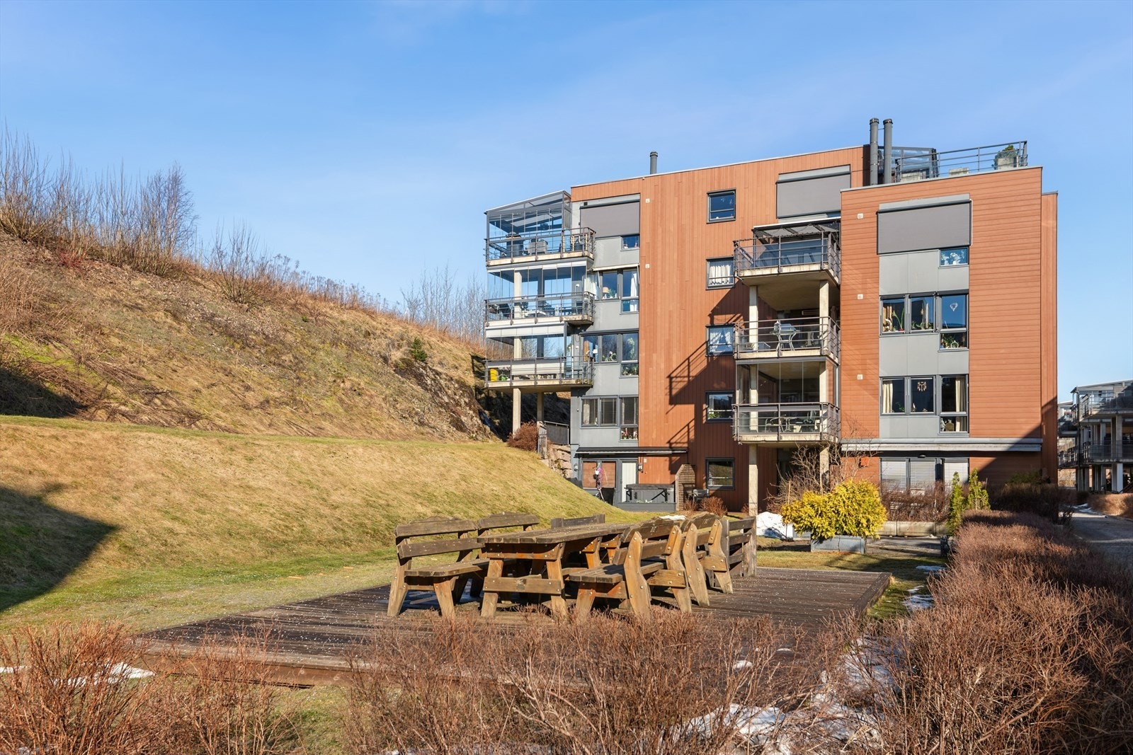 Borettslaget har velholdte fellesarealer med plenområder og sittegrupper tilgjengelig for beboerne - Velkommen til et hyggelig nabolag! Galleribilde