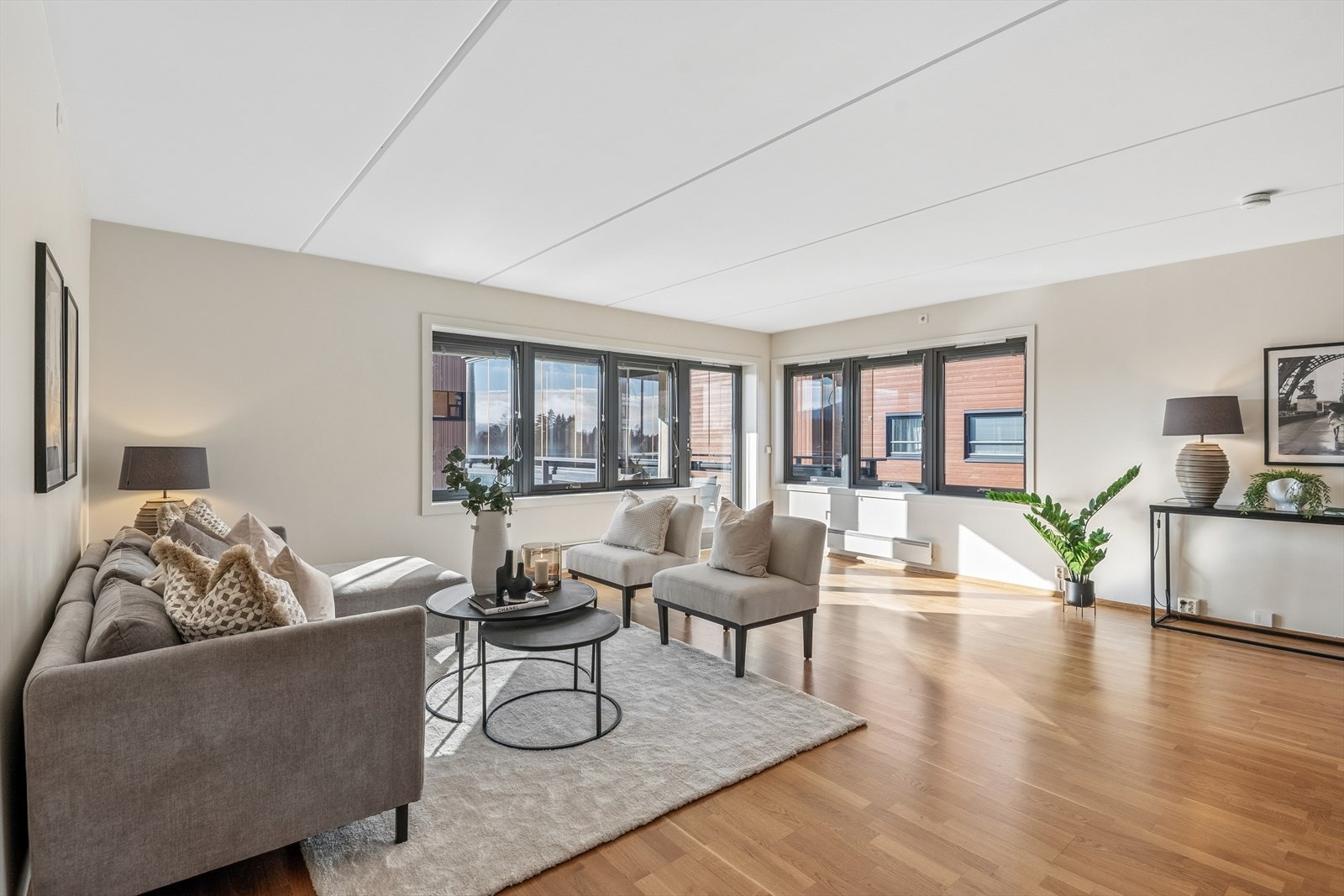 De store vinduene slipper herlig dagslys inn i rommet. Samtidig gjør persiennene det enkelt å regulere lys og holde den sterke solen ute Galleribilde