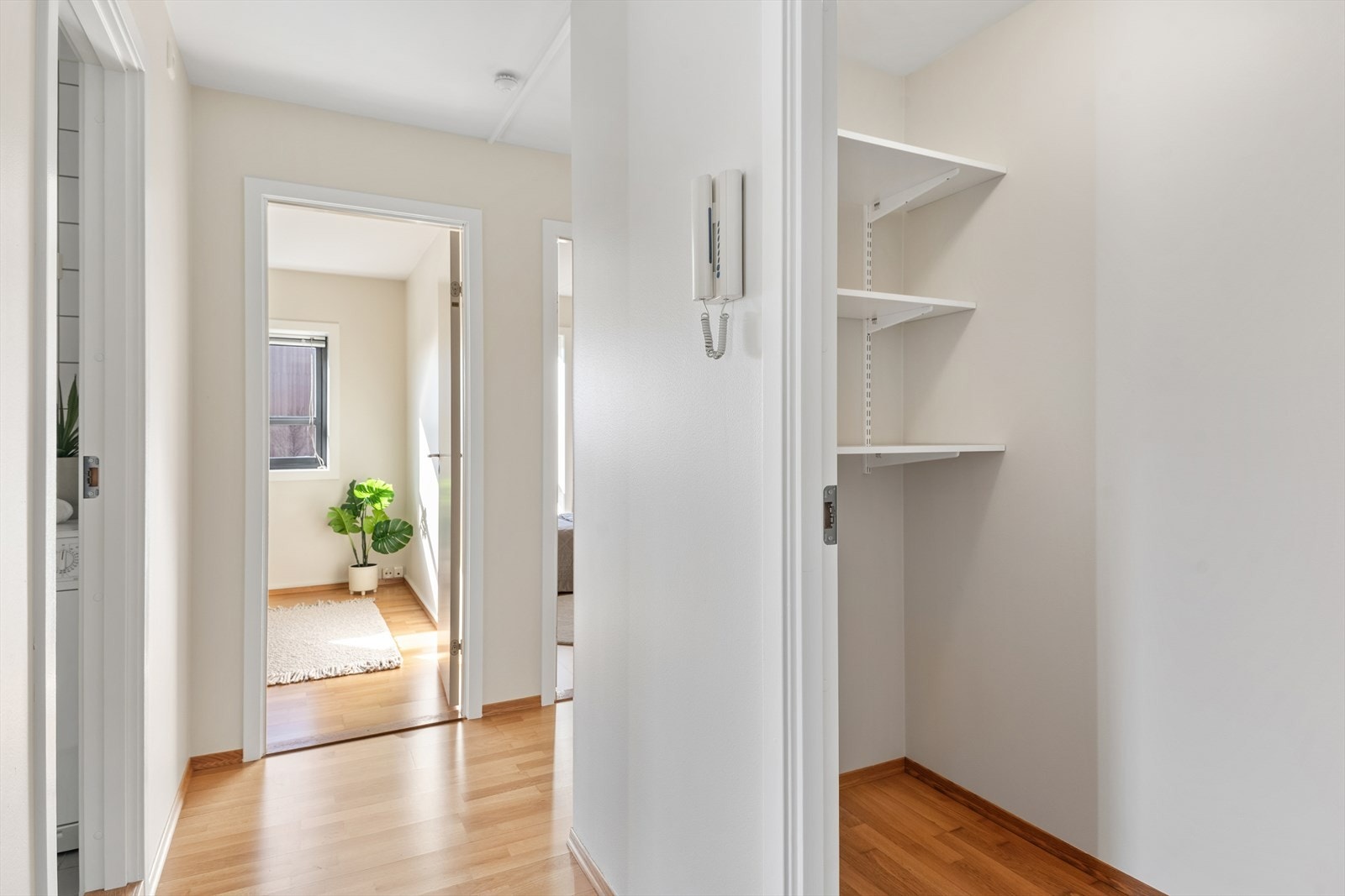 Praktisk innebod samt egen kjellerbod gir svært gode oppbevaringsmuligheter Galleribilde