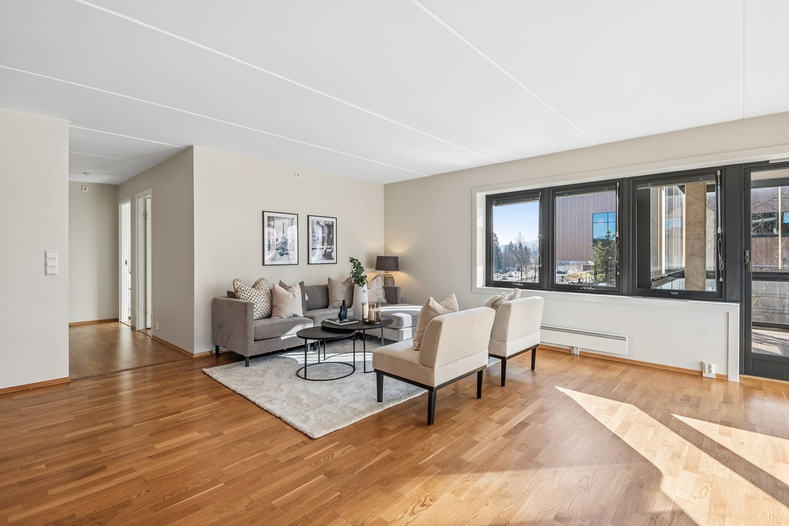 Leiligheten er nymalt (vegger, tak og karmer). Den lyse beigetonen står fint til eikeparketten Galleribilde