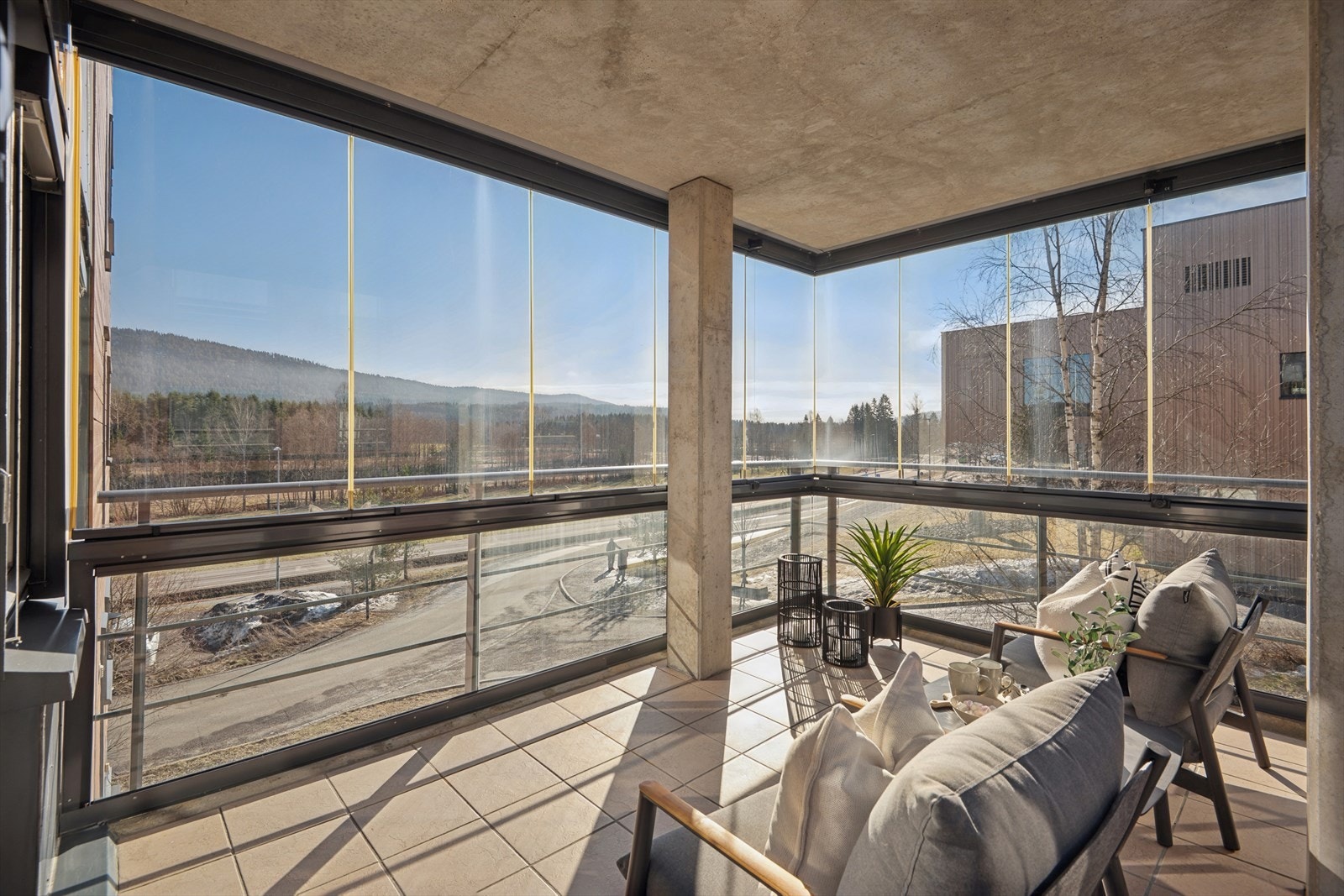 Fra stuen er det utgang til en innglasset balkong på 13 m2 Galleribilde