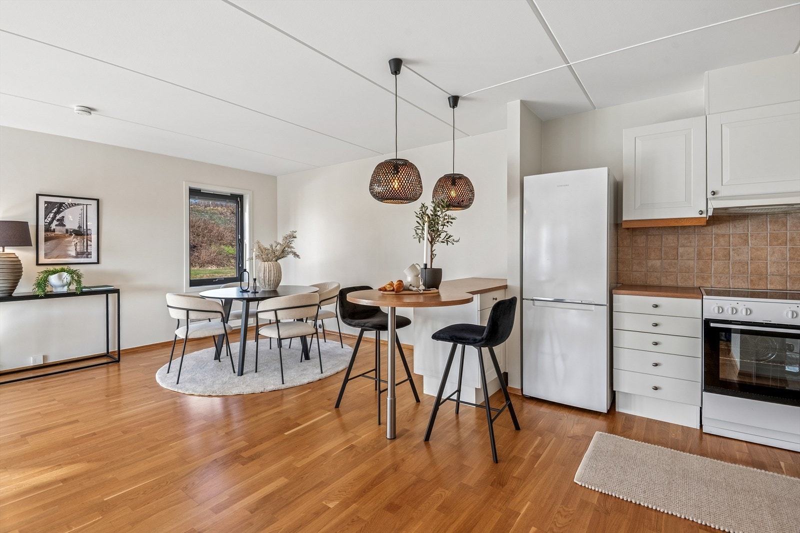 Kjøkkenøya fungerer som en fin soneinndeling og gir ekstra arbeids- og spiseplass Galleribilde