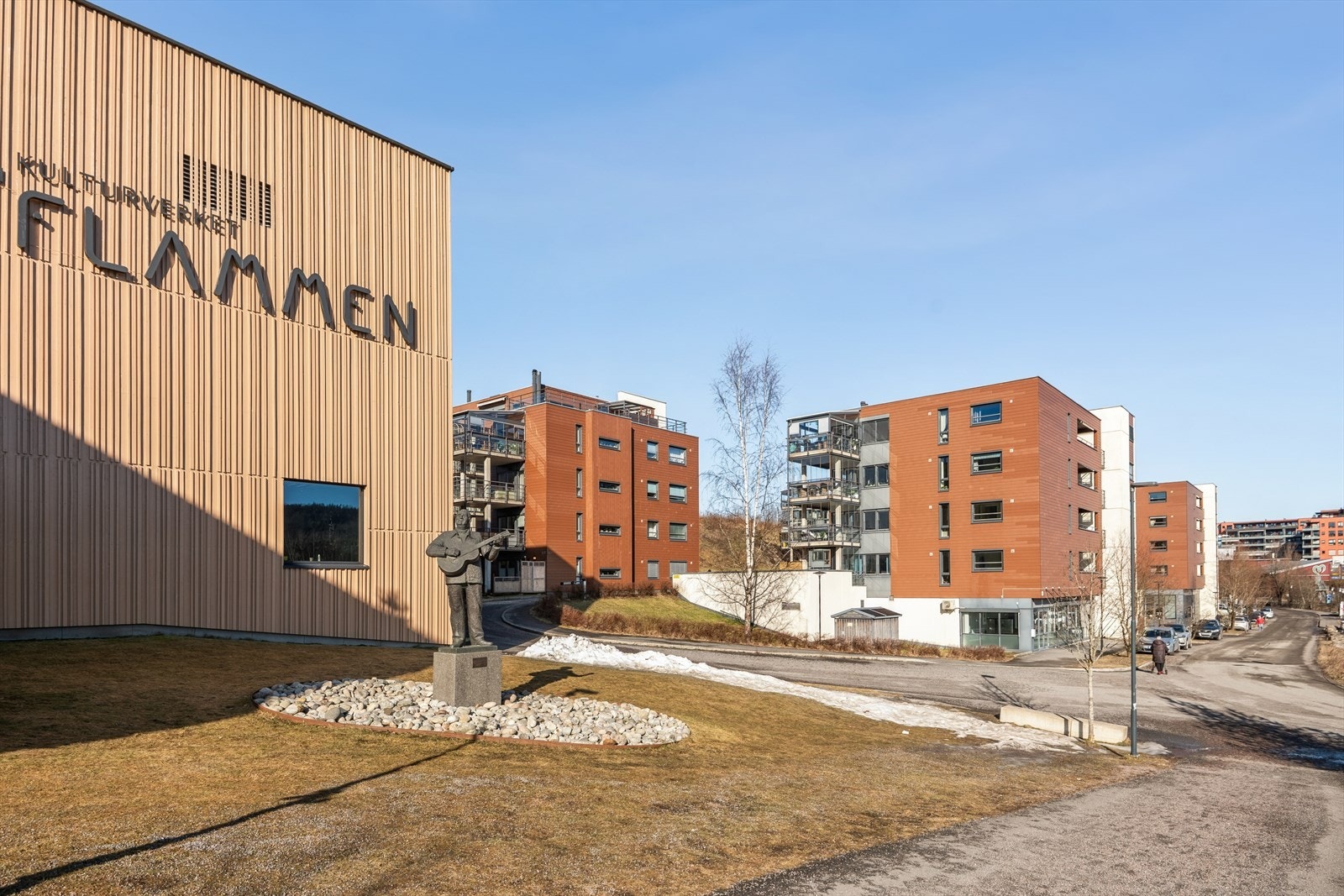 Her bor du i hjertet av Nittedal med alt du trenger like utenfor døren. Flammen kulturhus og bibliotek med publikumsvennlige åpningstider ligger som nærmeste nabo Galleribilde