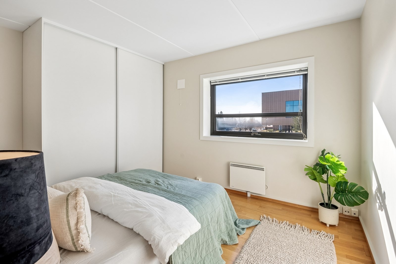 Hovedsoverommet har plass til dobbeltseng og er utstyrt med en romslig skyvedørsgarderobe. Det er utvendig persienne på dette soverommet Galleribilde