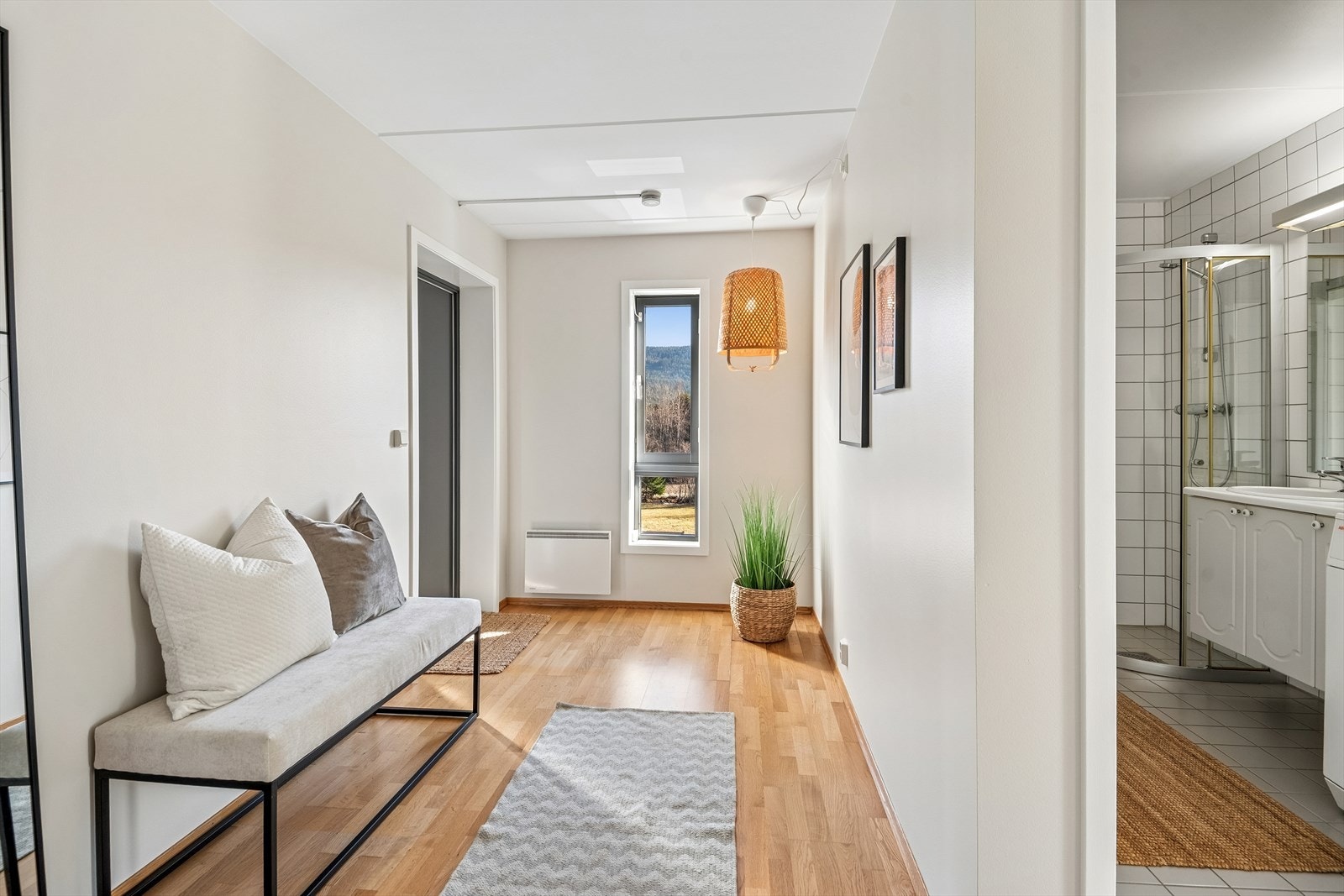 En romslig entré ønsker deg velkommen. Her det plass til både garderobeskap og kommode for god oppbevaring av ytterklærne Galleribilde