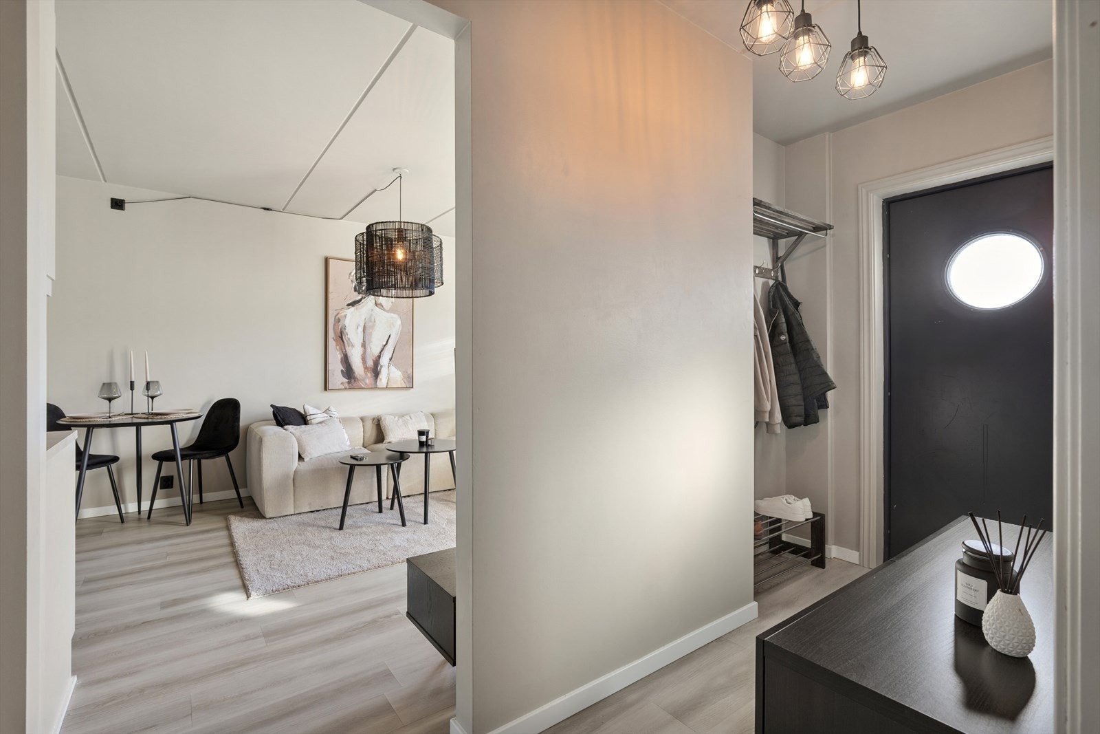 Leiligheten er malt i moderne farger og gir et godt inntrykk Galleribilde