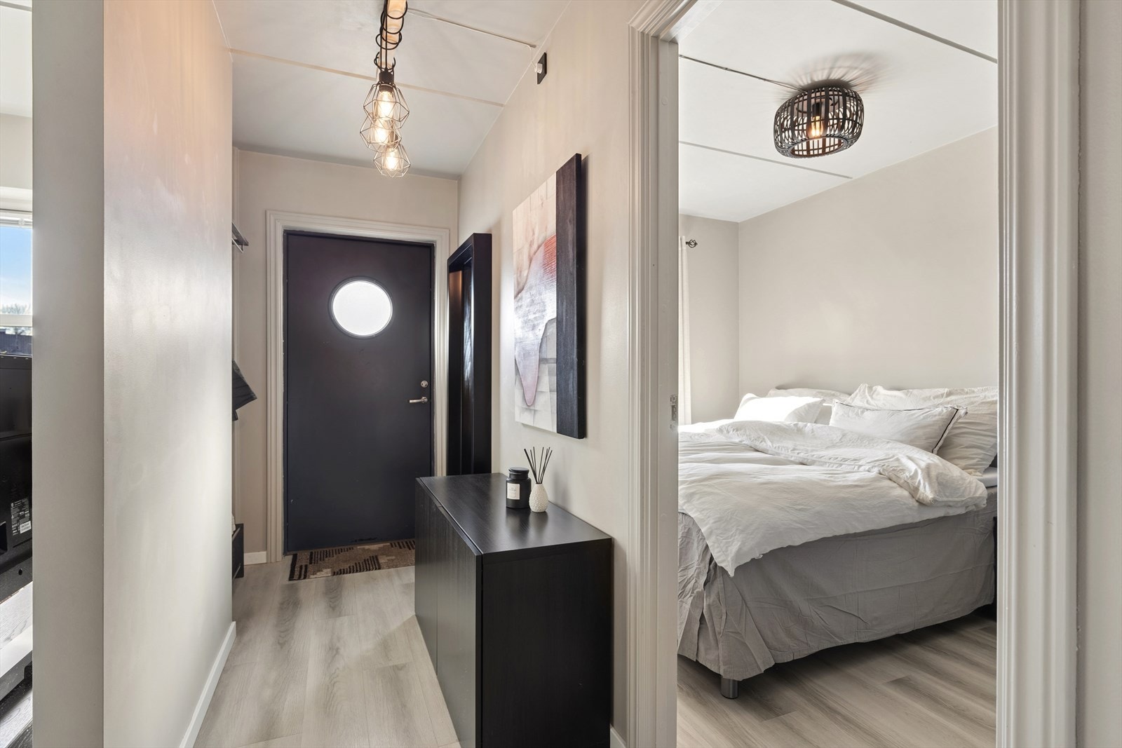 Videre kommer vi inn til leilighetens soverom Galleribilde