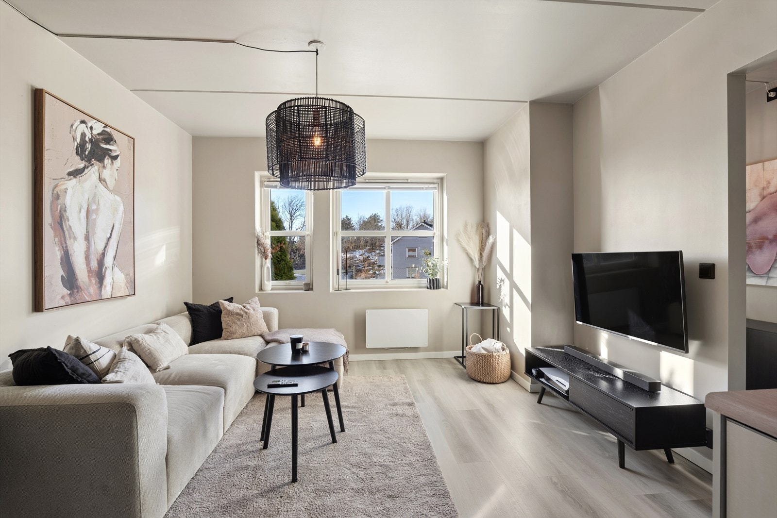 Flott stue med plass til sofa og TV-møblement Galleribilde