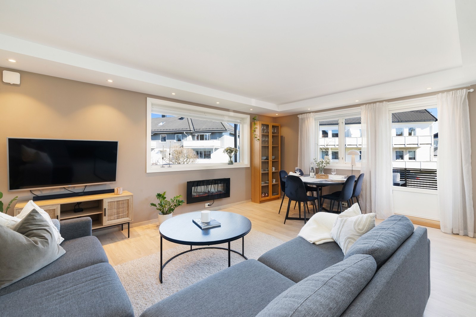 Stue med god plass til sofagruppe Galleribilde