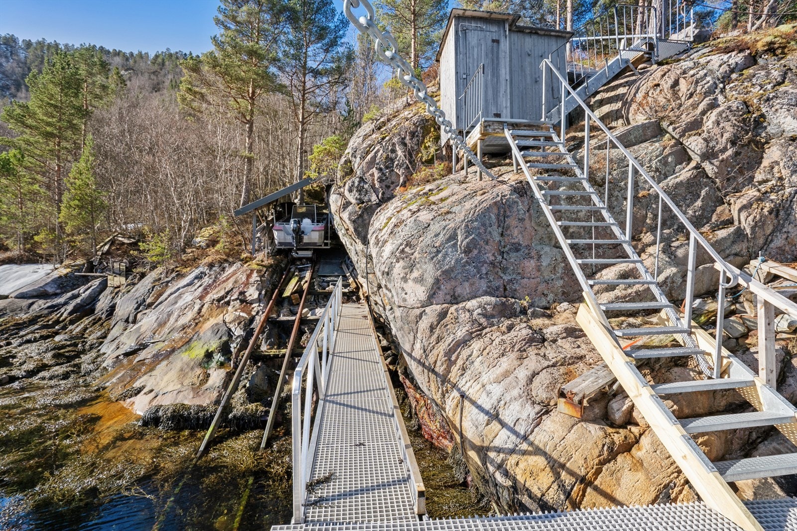 Brygge og båthus (det foreligger ikke godkjenning fra kommunen) Galleribilde
