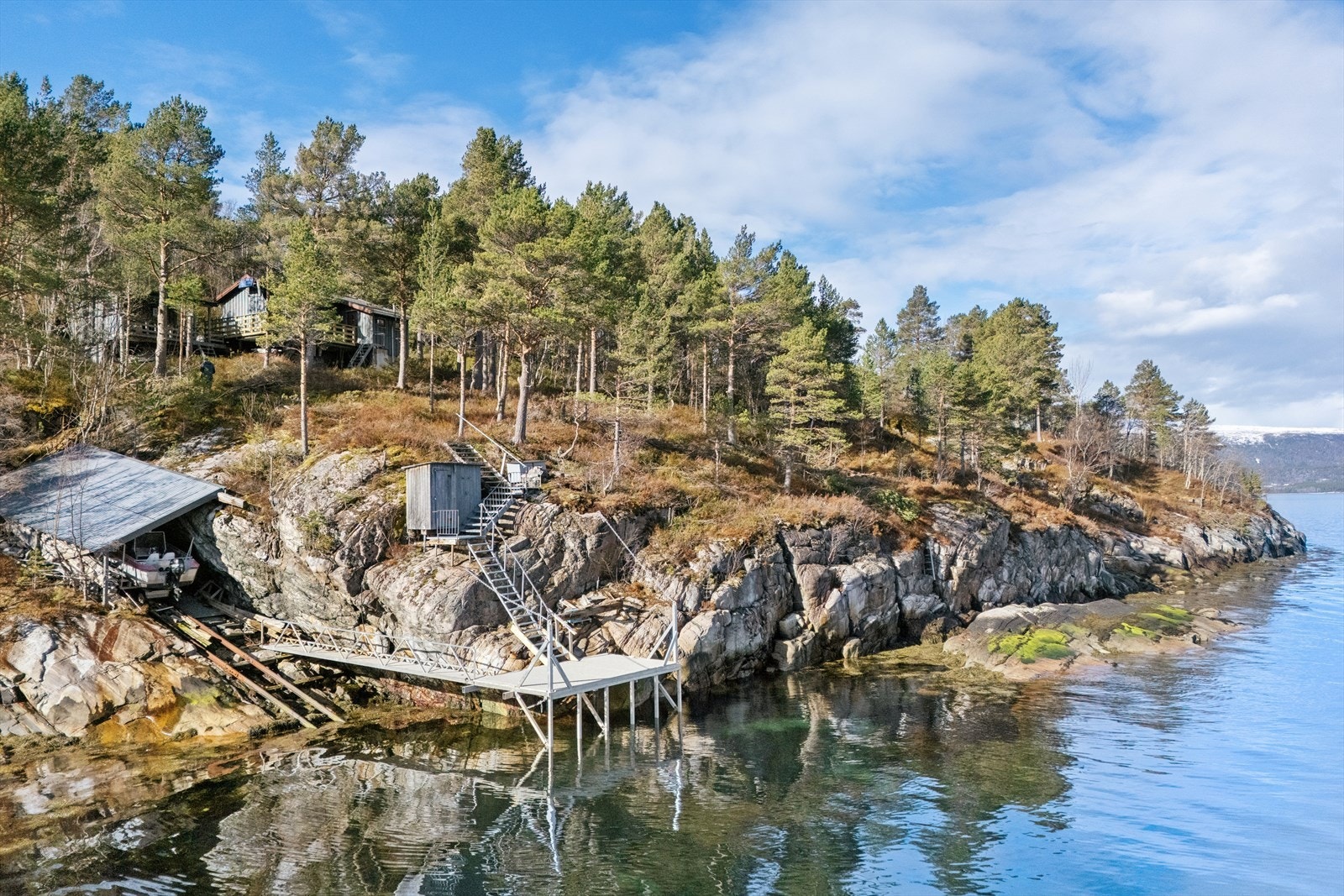 DNB Eiendom v/Espen Trana ønsker velkommen til Vennastrandveien 2357 "Skjulberget" - Attraktivt beliggende fritidsbolig ved fjorden. Galleribilde