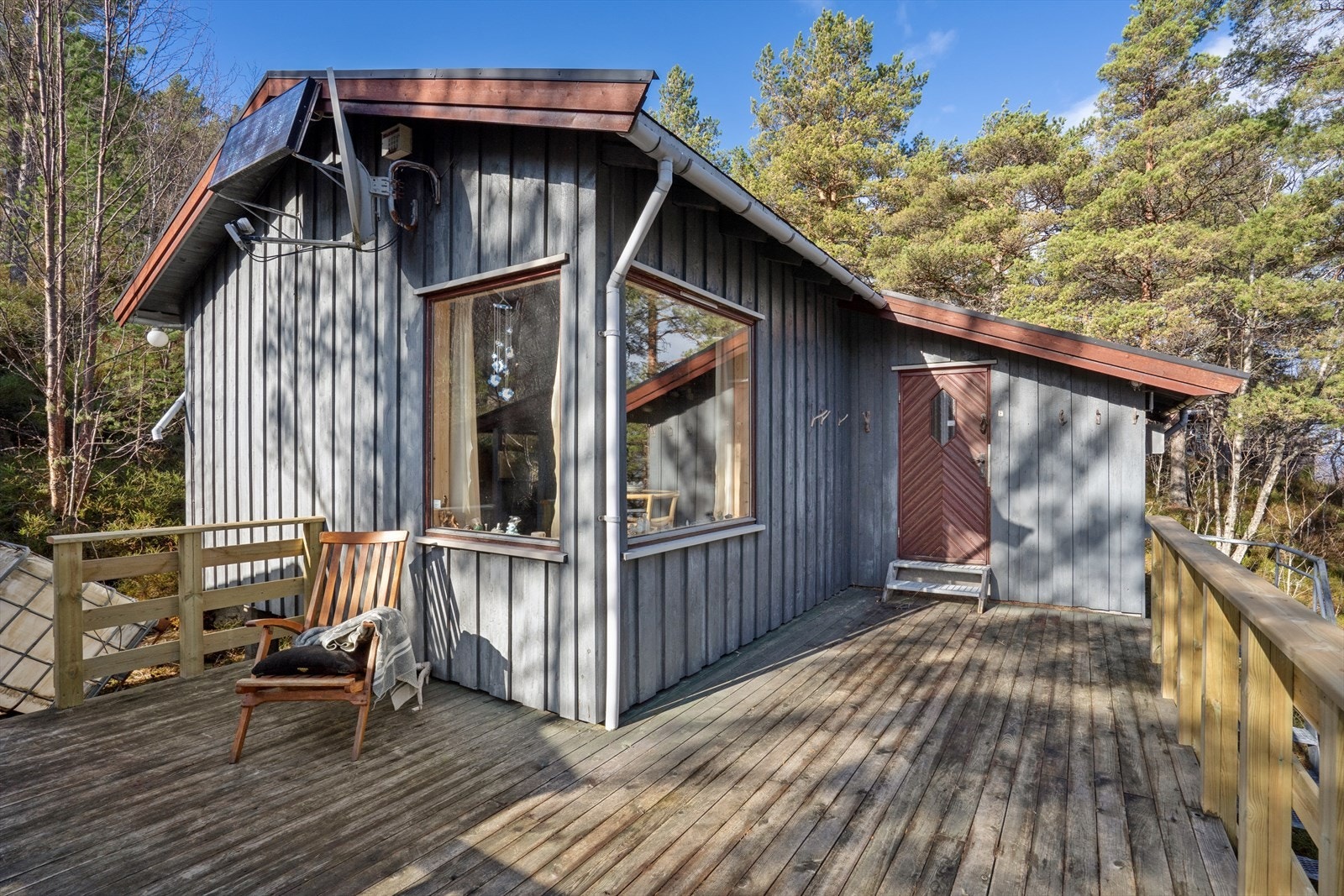 Terasse ingangsparti. Hytta er oppført ca 1980 med stor eiet tomt og sjønær beliggenhet. Galleribilde