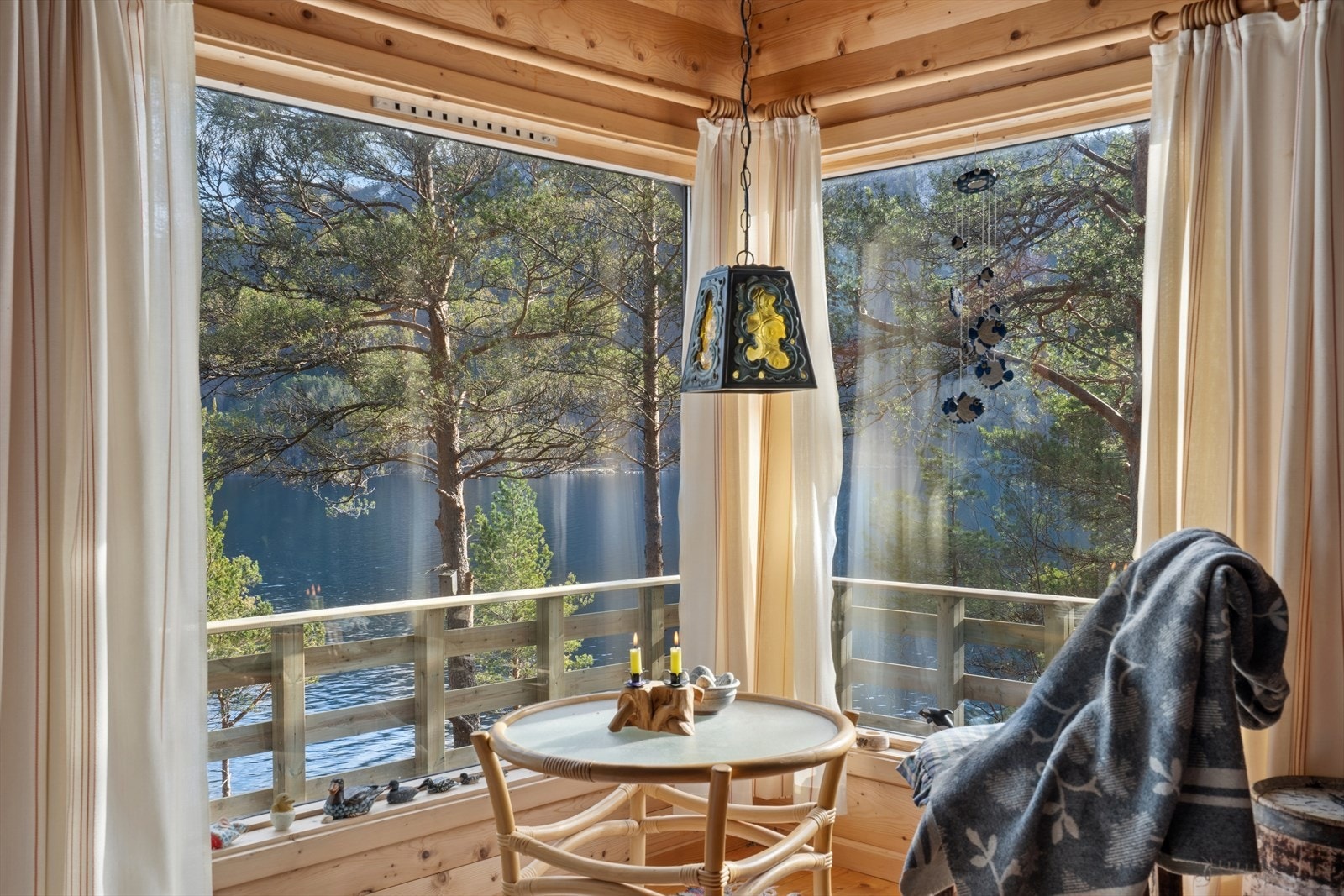 Utsikt fra stue. Det er rett til parkering ca 50 m unna hytta samt boret etter vann og lagt inn slamavskiller. Galleribilde