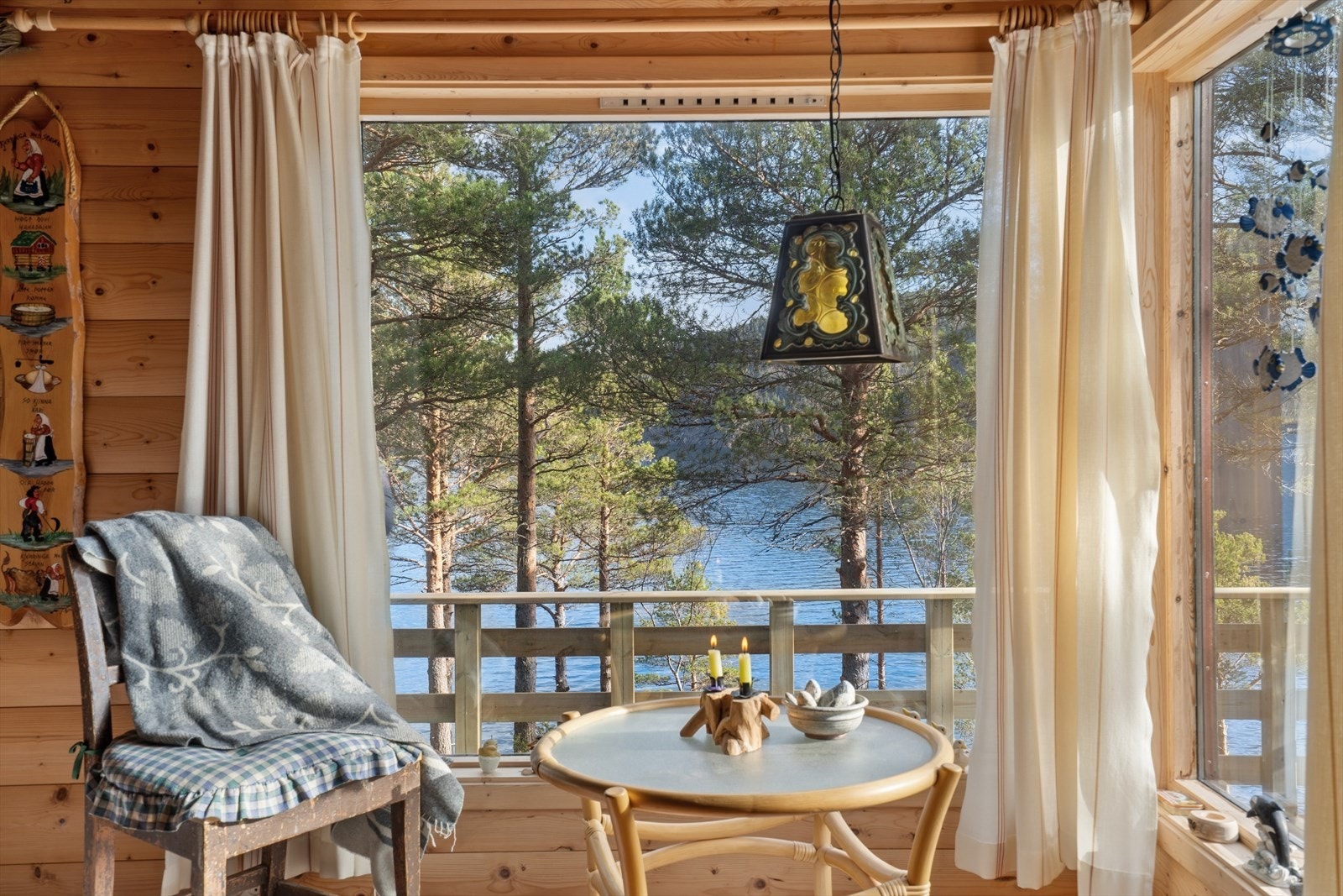 Utsikt fra stua. Svært god beliggenhet ved fjorden. Galleribilde