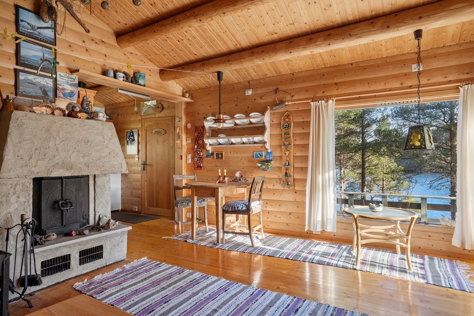 Stue med vedovn. Galleribilde