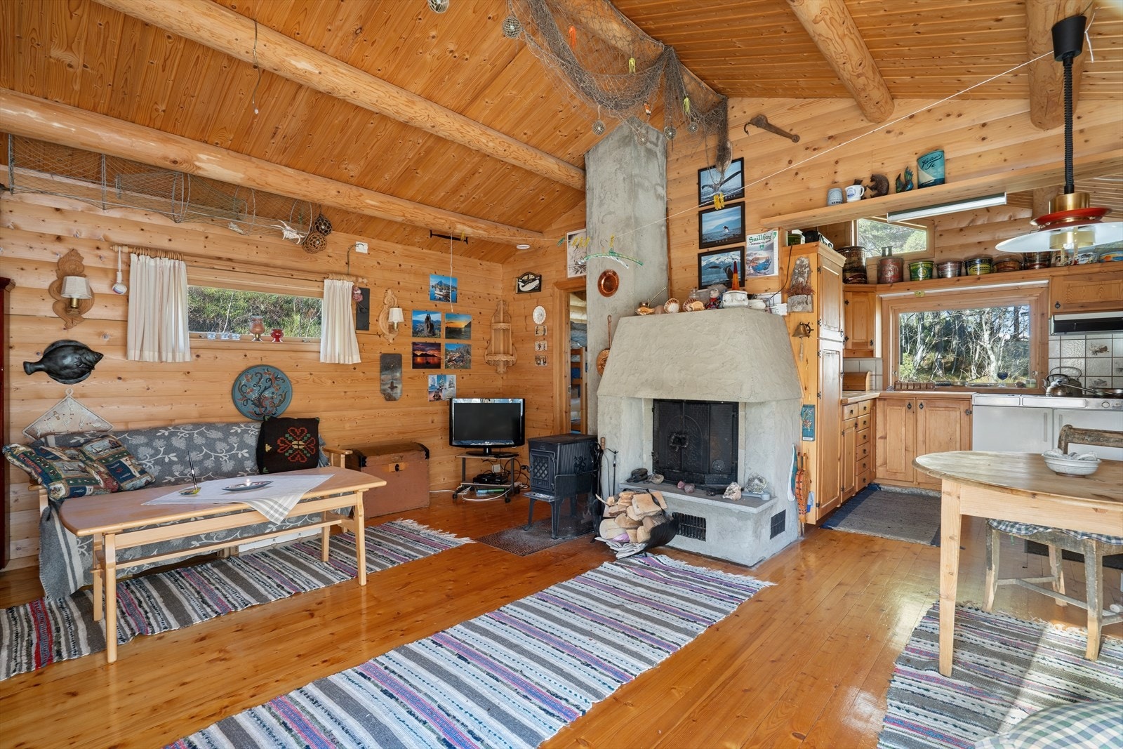 Stue mot soverom og 2 sengeplasser. Galleribilde