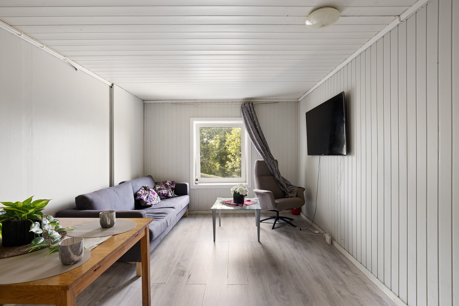 Stue i leilighet #2, som i sin helhet inngår i første etasje. Galleribilde