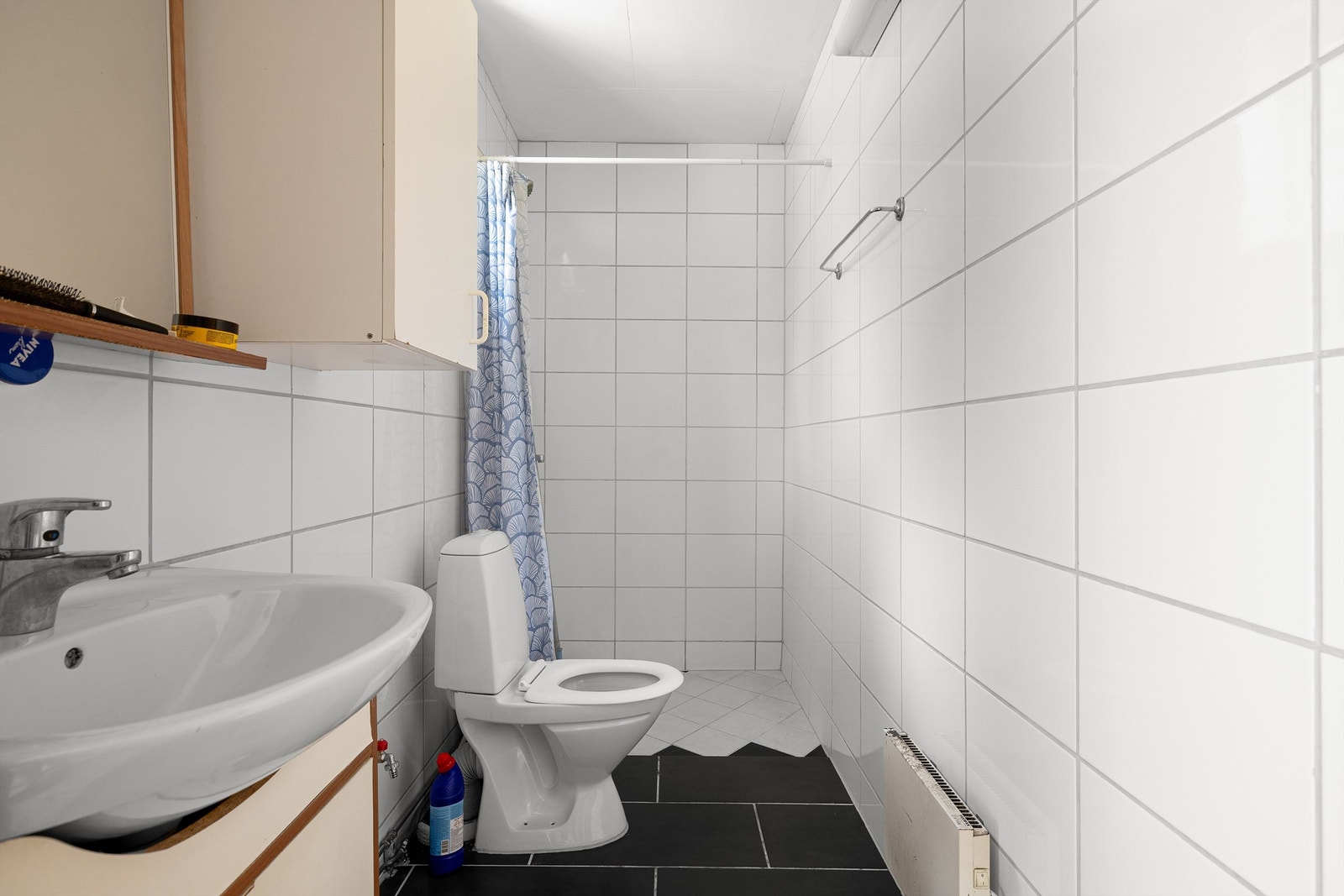 Badet i leilighet #1 ble oppgradert i 2022. Rundt sluk er det påvist ikke-fagmessig utførelse. Galleribilde