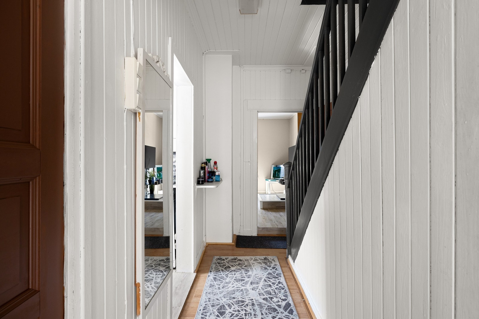 Entré i leilighet #1. Leilighetene har adkomst fra terreng til egen ytterdør. Galleribilde