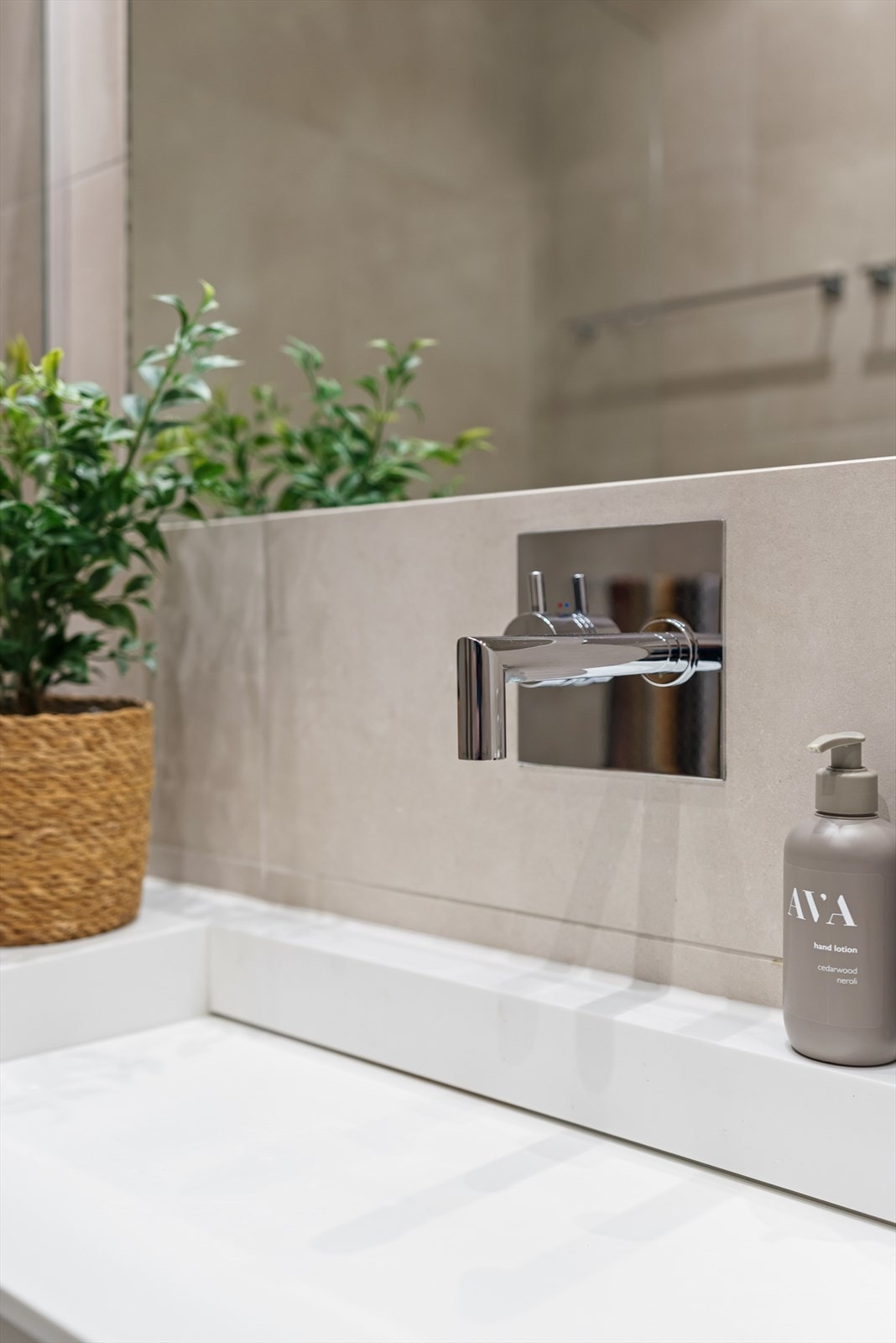 Stor servantinnredning med veggmontert armatur. Galleribilde