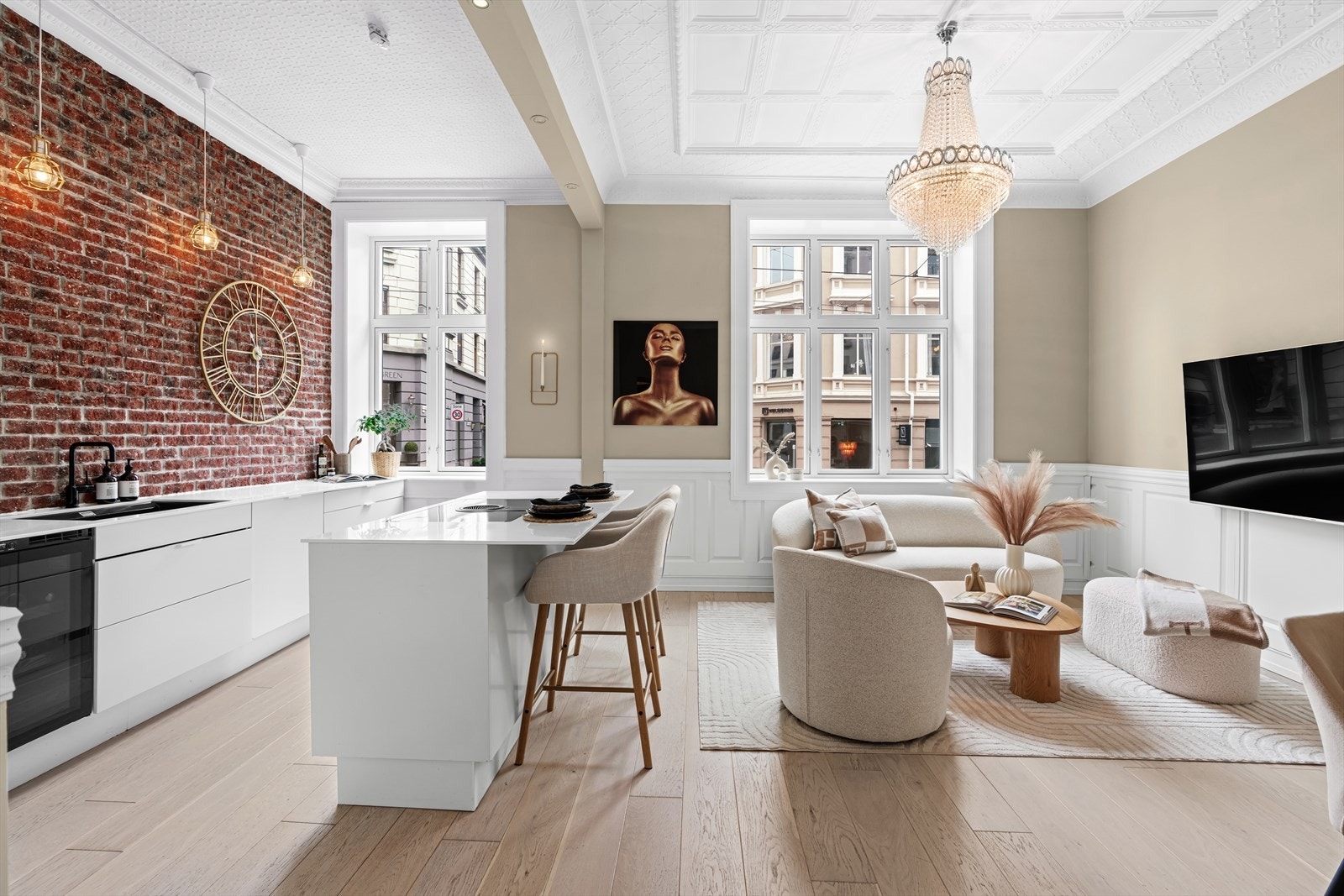 Leiligheten ligger i en høy 1. etasje og byr på klassiske detaljer med generøs takhøyde, store vindusflater, stukkatur og lekre himlingsdetaljer. Galleribilde