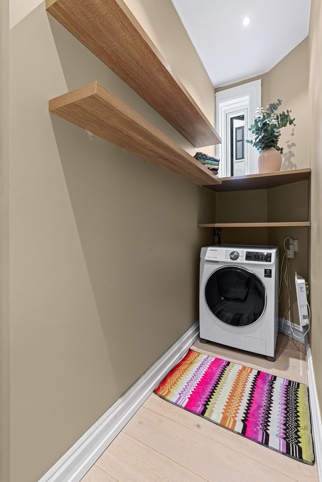 Det er adkomst til en gang fra hovedsoverommet. Innredet som bod/vaskerom med behagelig gulvvarme. Herfra er det videre utgang til baktrapp. Galleribilde