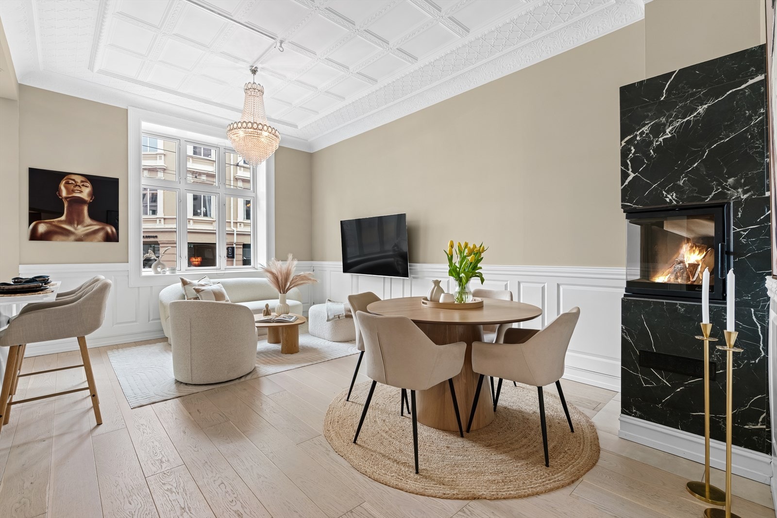 Boligens klassiske detaljer kombineres sømløst med en moderne utførelse som sørger for et eksklusivt preg. Her er det også en lekker peis som sørger for en lun atmosfære. Galleribilde